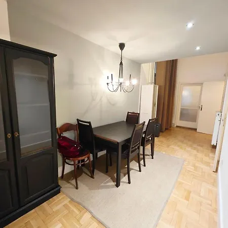 Cozy Andrassy بيت شباب