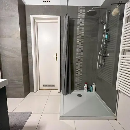 Cozy Andrassy بيت شباب