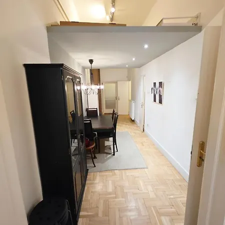 Cozy Andrassy بيت شباب *