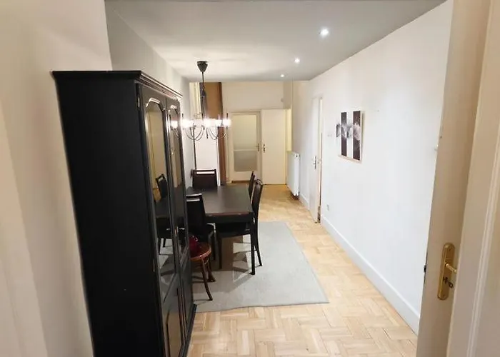 Cozy Andrassy بيت شباب *