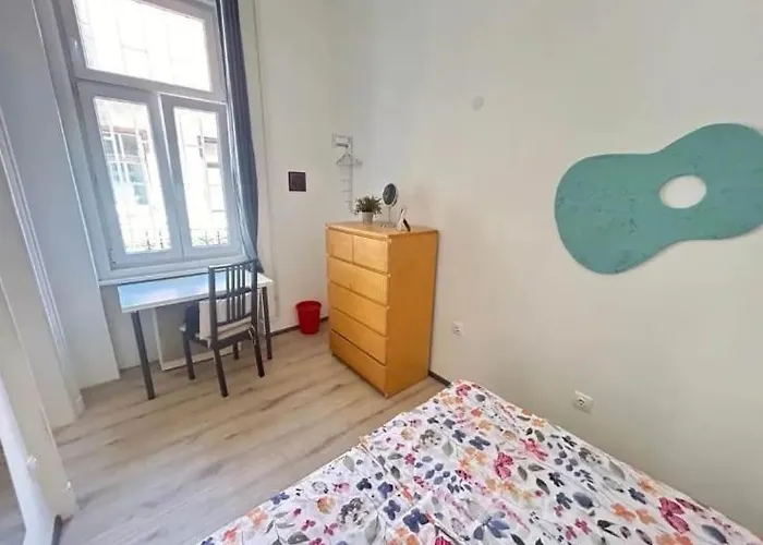 Cozy Andrassy بيت شباب