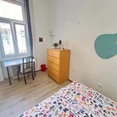 Cozy Andrassy Vandrerhjem